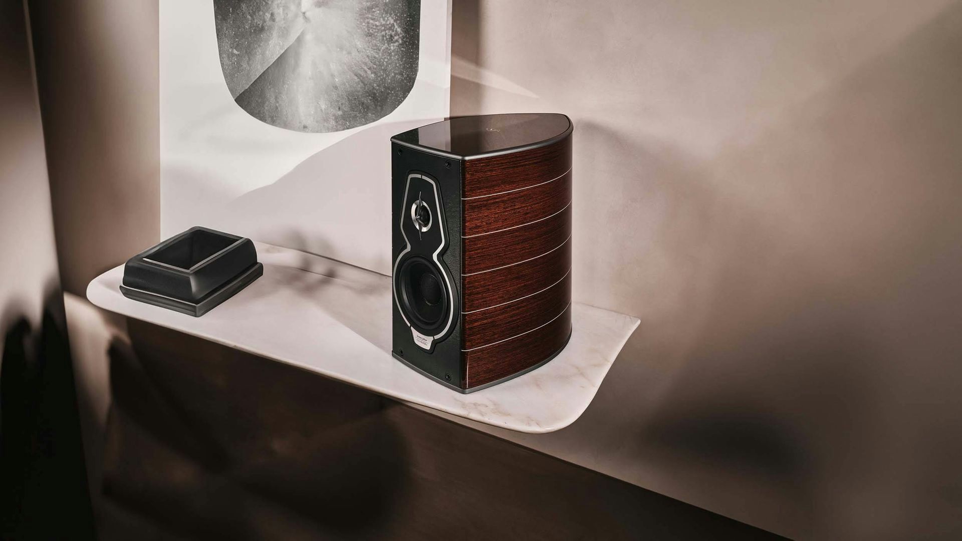 Sonus faber Guarneri G5 bookshelf speaker, elegantly showcased on a home bookshelf with a sophisticated Wenge wood finish.