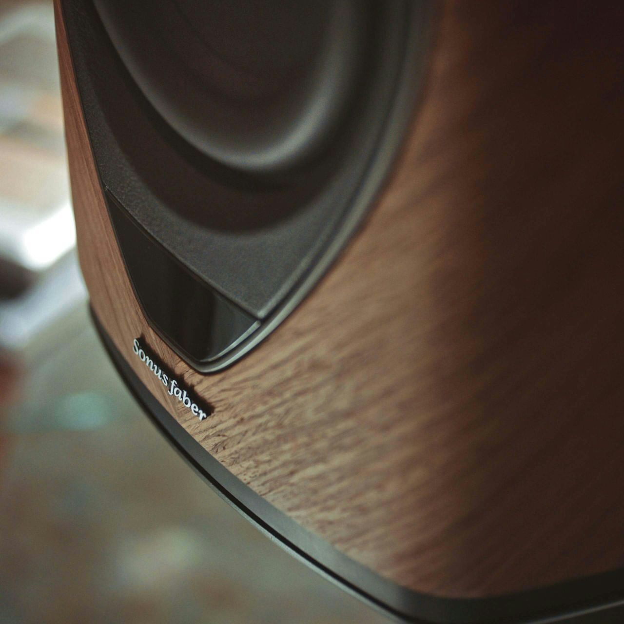 Close-up of Sonus faber Duetto wireless bookshelf speaker, showcasing the natural beauty of walnut wood and exquisite design.